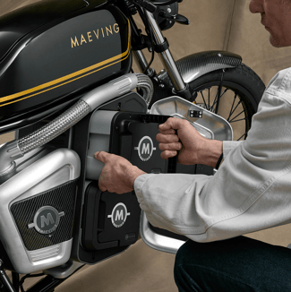 RM1S_Vincent_Studio_Battery_Removing