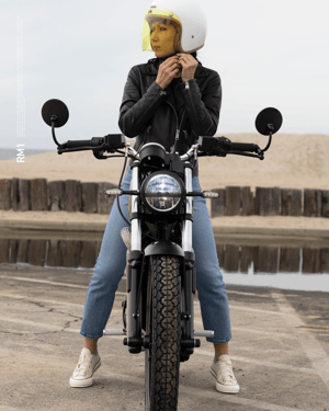 Lifestyle_RM1_Beach_Helmet_On